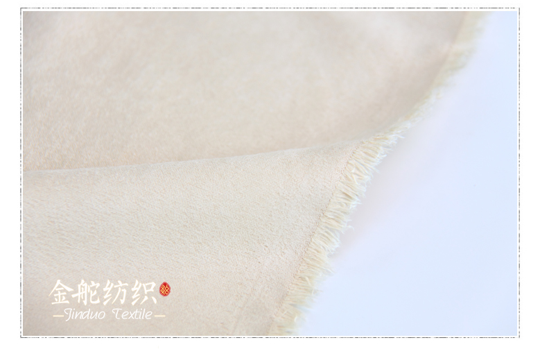  緯向麂皮絨和經(jīng)向麂皮絨的區(qū)別是質(zhì)地輕薄,絨面稍有露底,密度越高,克重越高,再有拉毛工序,絨毛就可以密一點!