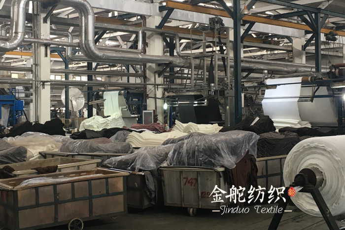 回望2018年紡織面料印染行業(yè)十大關(guān)鍵詞-麂皮絨印染廠生產(chǎn)車間