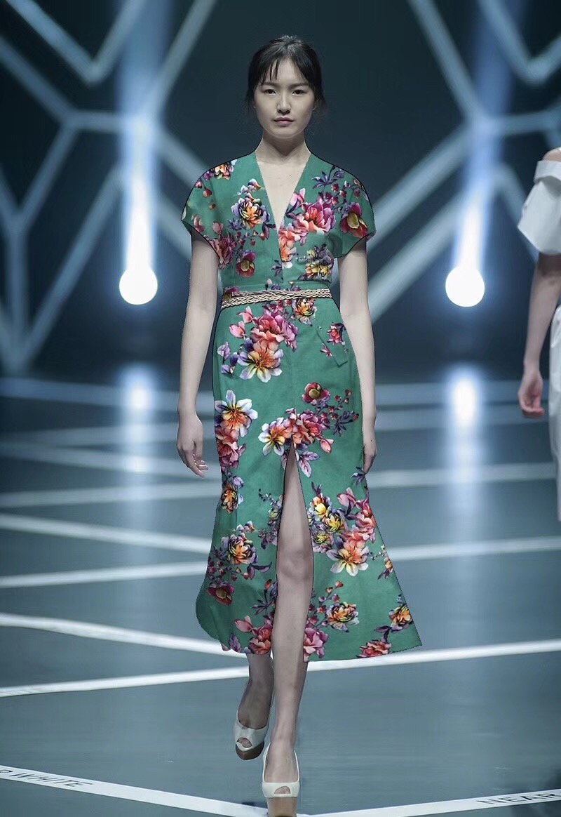 印花空氣層麂皮絨連衣裙-時(shí)尚秀場