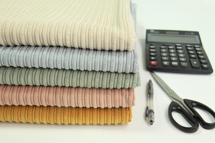 條絨清晰，絨型飽滿，色澤鮮亮，色牢度高