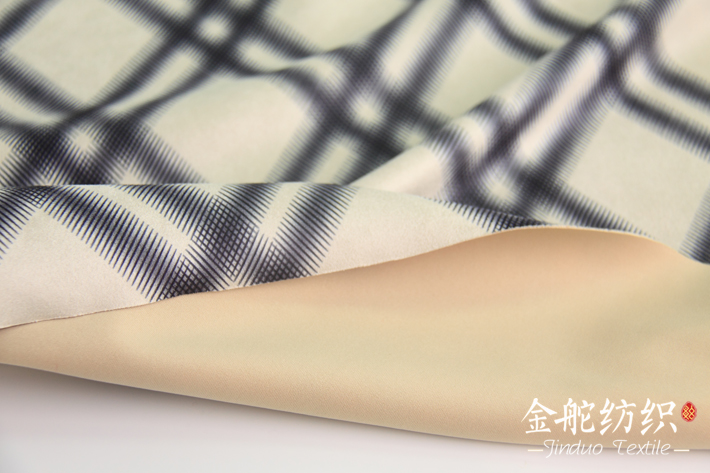 空氣層麂皮絨印花，絨感細膩，手感棉柔