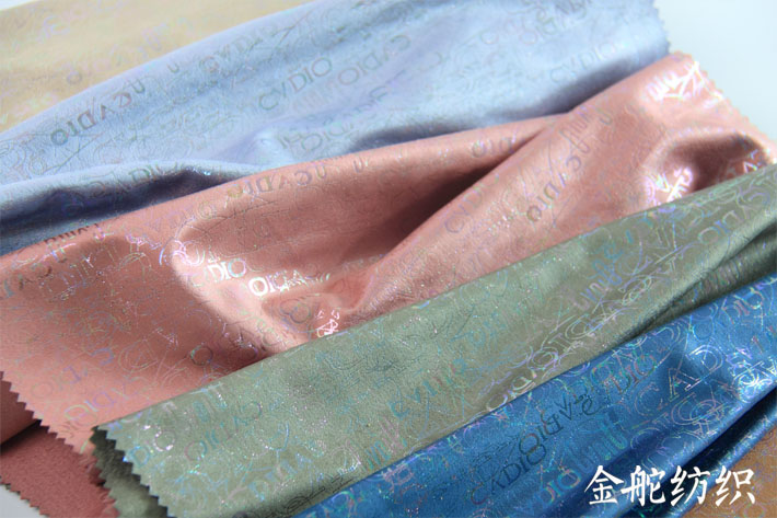 花型及不同顏色效果圖，深顏色的底布花型會比較明顯，但淺顏色的顯得更加高檔。