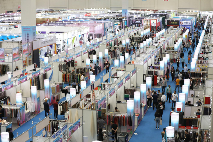 2019年柯橋中國輕紡城春季紡博會現(xiàn)場人頭攢動