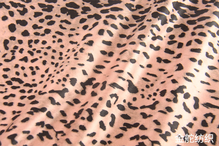 粉色豹紋麂皮絨，也是比較熱銷的顏色，豹紋的獷野與粉色俏皮可愛相融合