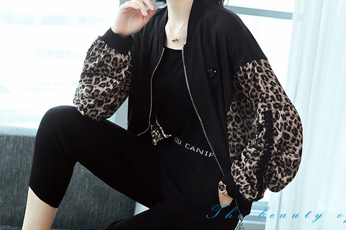 豹紋麂皮絨面料插配外套展示