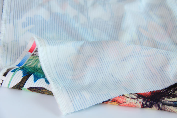 燈芯絨的條感，并選擇色彩艷麗的大花相結(jié)合，打造優(yōu)雅，靚麗時尚家居生活。