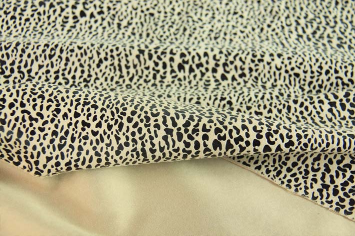 大小比例和諧，燙金豹紋麂皮絨