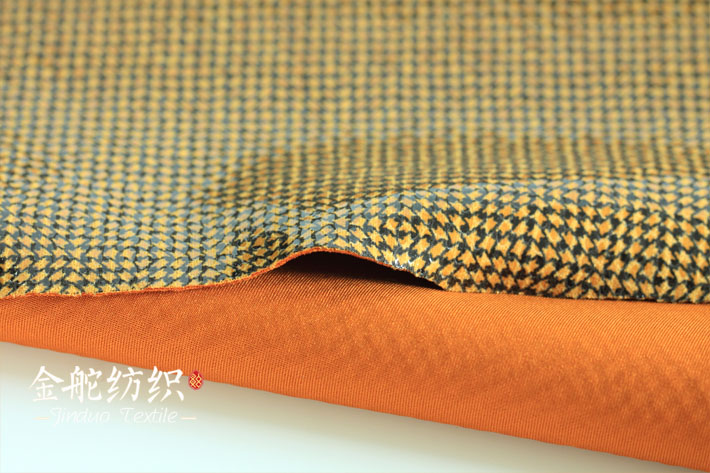 皮膜效果，表面形成蛇皮鱗片的效果，皮感超好。